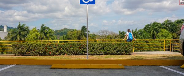 Места за паркирање на лица со посебни потреби